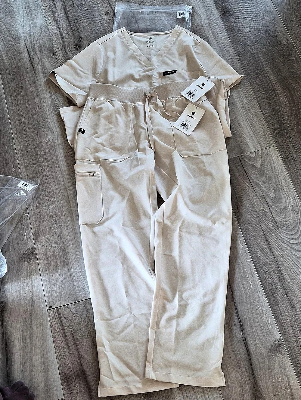 Jaanuu Koi Lite Women'Small 1-Pocket V-Neck Top & 4-Pocket Jogger Set Scrub Set